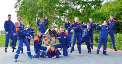 Die Feuerwehr-Jugend aus Messingen fliegt auf Insekten und wartet jetzt auf den Einzug der Nützlinge, Bestäuber und Schädlingsbekämpfer Foto: Klaus Smit