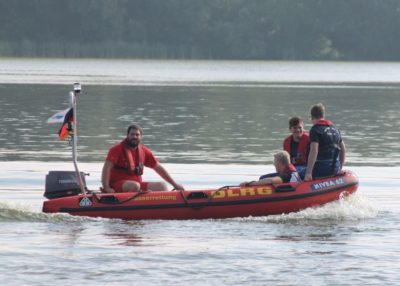 Eine besondere Art des Dienstes, die Fahrt mit Bootsführer Tim Weber über den Sander See. Foto: Wolfgang Kaul 